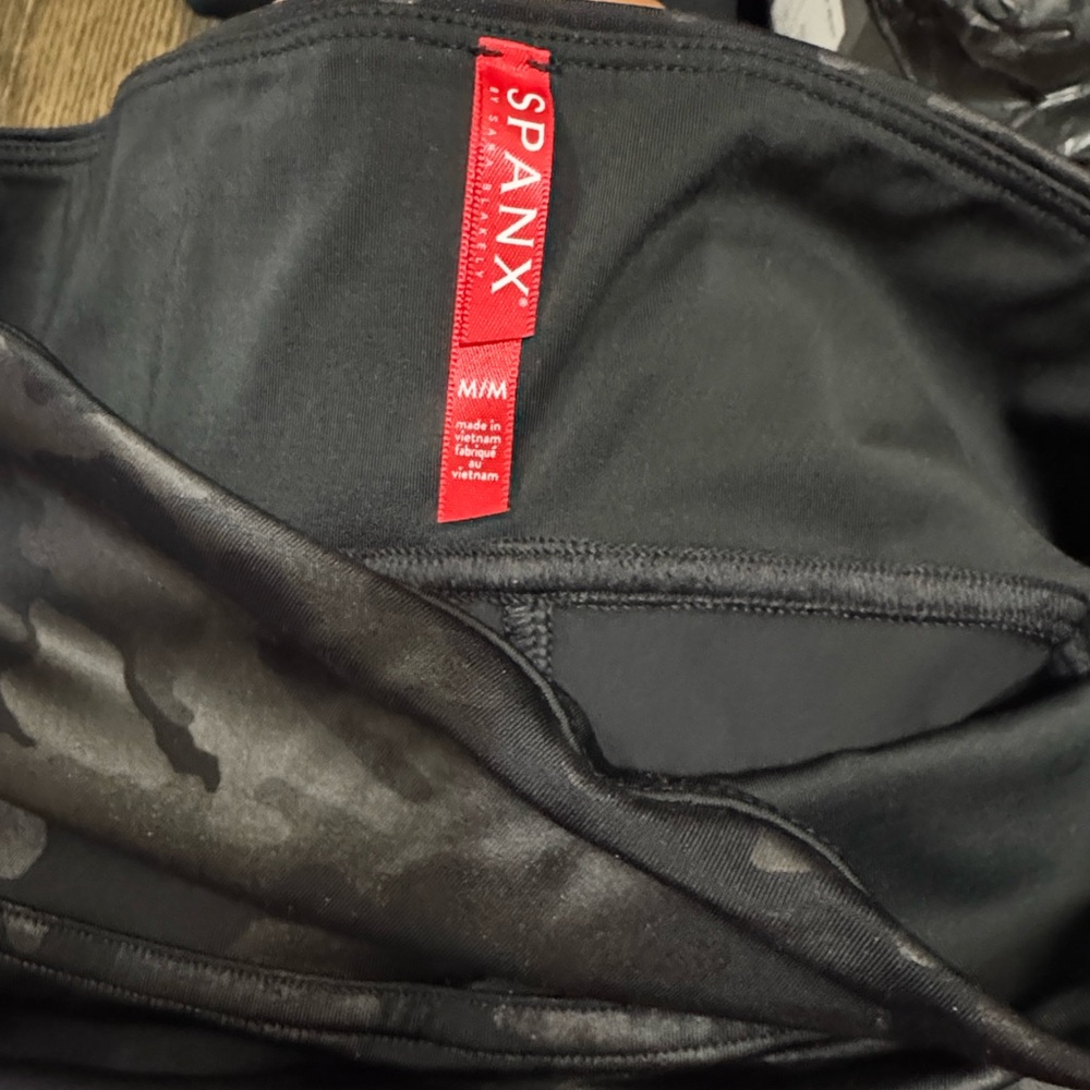 SPANX Classic Black Leggings - Picture 4 of 5